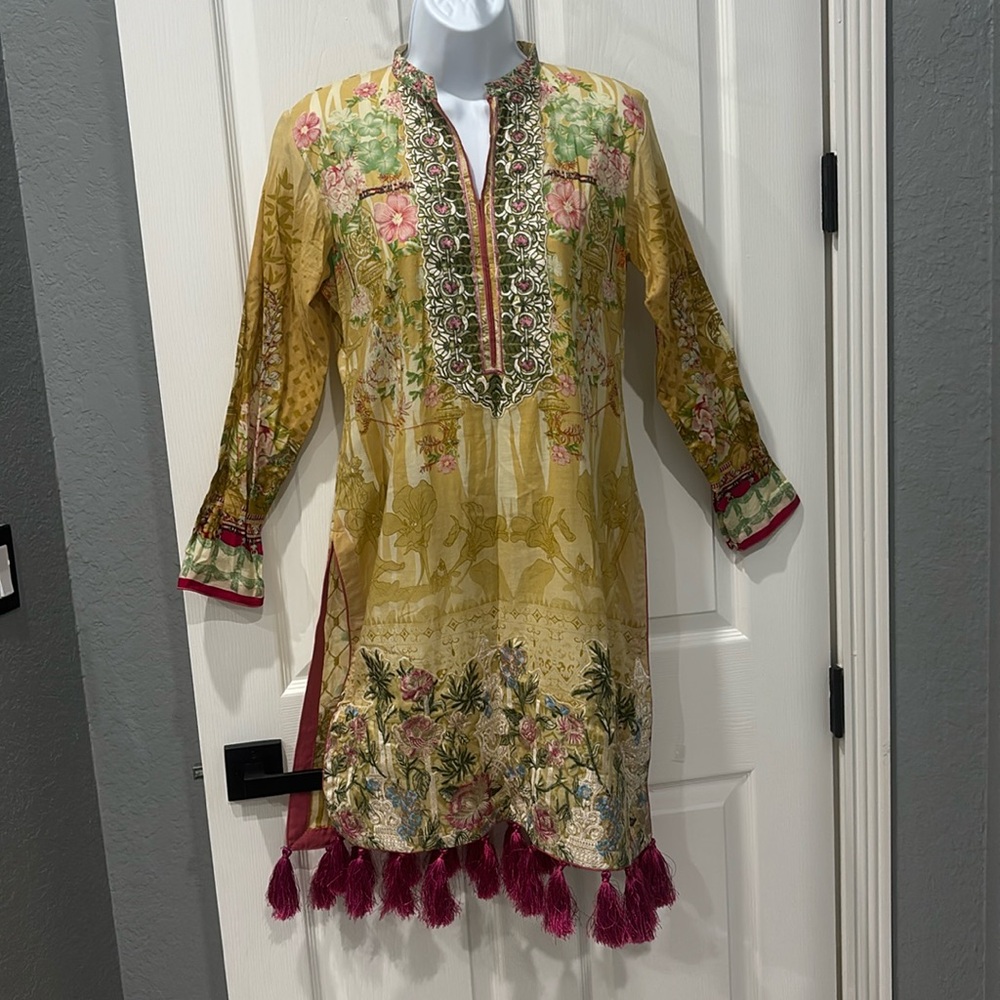 Pakistani beautiful Floral embroidered Kurti Tunic Shirt Size Small